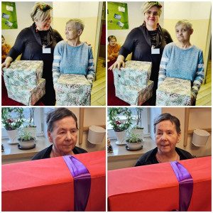 Rozdawanie prezentów na oddziale 3A. Mieszkanka pozuje do zdjęcia z podarunkami od Mikołaja.