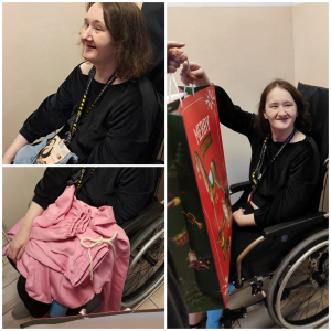 Rozdawanie prezentów na oddziale 3A. Mieszkanka pozuje do zdjęcia z podarunkami od Mikołaja.