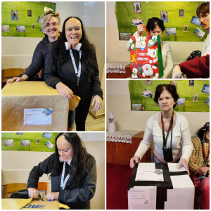 Rozdawanie prezentów na oddziale 3A. Mieszkanka pozuje do zdjęcia z podarunkami od Mikołaja.