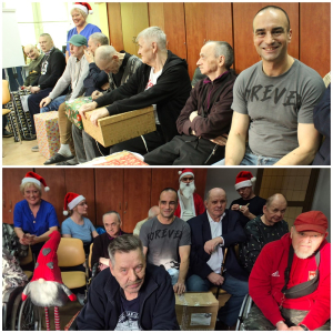 Rozdawanie prezentów na oddziale 4A. Mieszkaniec pozuje do zdjęcia z podarunkami od Mikołaja.