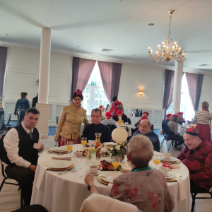 Dyrekcja, pracownicy i mieszkańcy zasiadający przy dużym okrągłym stole