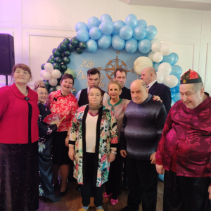 Zdjęcie Mieszkańców i pracowników na tle dekoracji ściennej