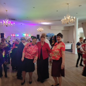 Dwie Mieszkanki i pracownik DPS Leśny podczas zabawy karnawałowej