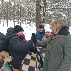 Uczestnicy kuligu przybijający sobie piątkę po udanej jeździe saniami