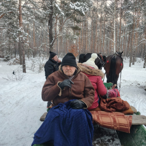 Uczestnicy kuligu na saniach