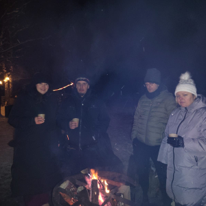 Ciepłe napoje i kiełbaski przy ognisku