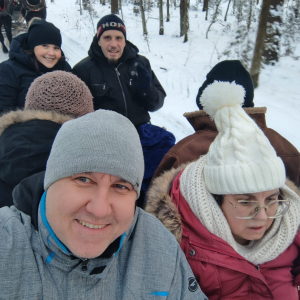 Uczestnicy kuligu podczas jazdy na saniach