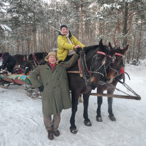 Uczestniczka kuligu siedząca na koniu