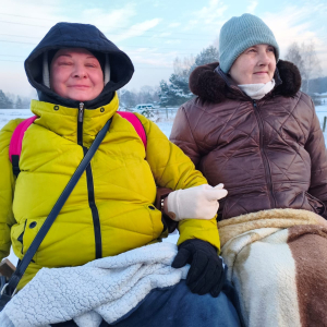 Uczestniczki kuligu jadące saniami