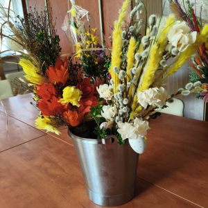 Zdjecie palm wykonanych przez Mieszkańców, pracowników i wolontariuszy. Kolorowe bujne rękodzieła.