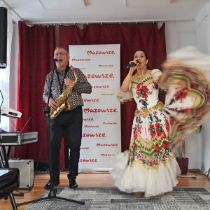 Koncert na scenie - widać artystkę z saksofonistą