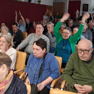 Zdjęcie mieszkańców podczas słuchania koncertu