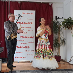 Piosenkarką i saksofonista na scenie podczas koncertu 