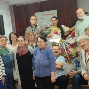 Wspólne zdjęcie pamiątkowe na którym jest Pani Dyrektor, mieszkańcy i artyści