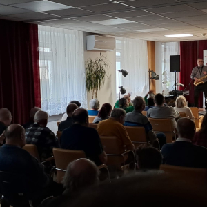 Zdjęcie podczas koncertu, artystka śpiewa, publiczność się bawi