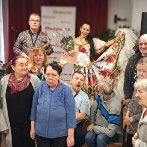 Wspólne zdjęcie mieszkańców i artystów 