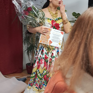 Patrycja Runo z kwiatami i podziękowaniem od Mieszkańców DPS