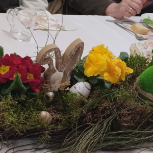 Wielkanocny stroik z jajami przygotowany przez mieszkańców i pracowników