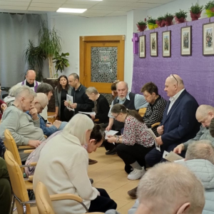 Droga krzyżowa - czytanie stacji przez mieszkańców