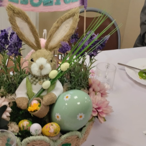Wielkanocny stroik z zajączkiem przygotowany przez mieszkańców i pracowników