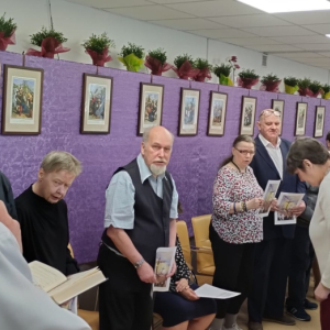 Droga krzyżowa - czytanie rozpoczyna ksiądz