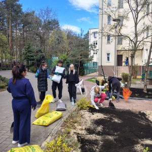 Działania Wolontariuszy - grabienie liści, sprzątanie ogrodu
