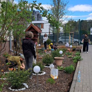 Działania Wolontariuszy - grabienie liści, sprzątanie ogrodu