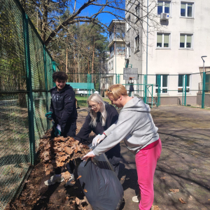 Działania Wolontariuszy - sprzątanie przy boisku DPS