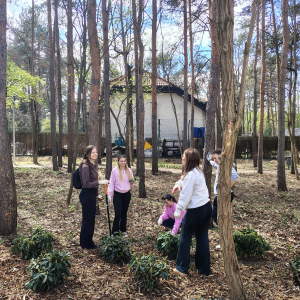Działania Wolontariuszy - sprzątanie lasku na terenie DPS