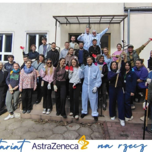 Zdjęcie grupowe wszystkich osób biorących udział w pracach wolontariackich - Pracownicy AstraZeneca, pracownicy DPS, Dyrekcja DPS