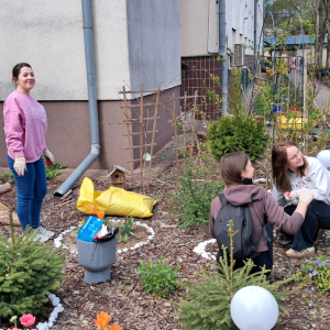 Działania Wolontariuszy - grabienie liści, sprzątanie ogrodu