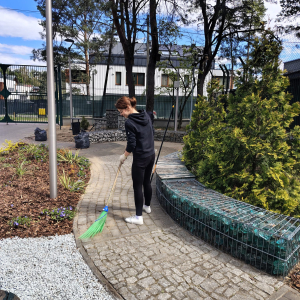 Działania Wolontariuszy - grabienie liści, sprzątanie ogrodu