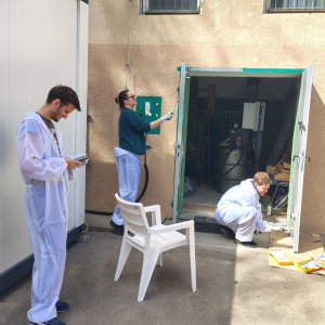 Działania Wolontariuszy - malowanie drzwi