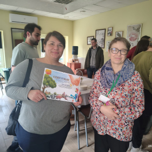 Wspólne zdjęcie Dyrektor DPS i organizatorki Wolontariatu z AstraZeneca