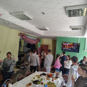 Działania Wolontariuszy - chwila przerwy z poczęstunkiem w Klubie Leśnym 