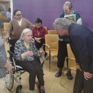 Mieszkanka DPS zadaje pytanie redaktorowi