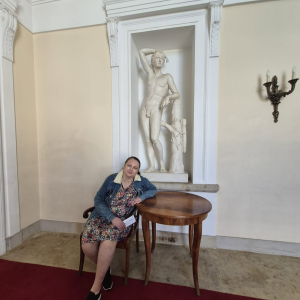 Mieszkanka na krześle w sylu renesansowym w sali wizytowej