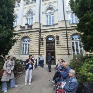 Krótka opowieść przewodniczki wydarzenia, nt. historii Chopina i miejsca jego zamieszkania na kampusie, gdy był dzieckiem