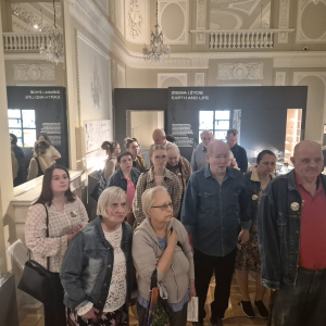 Mieszkańcy podczas zwiedzania wystawy stałej Muzeum UW